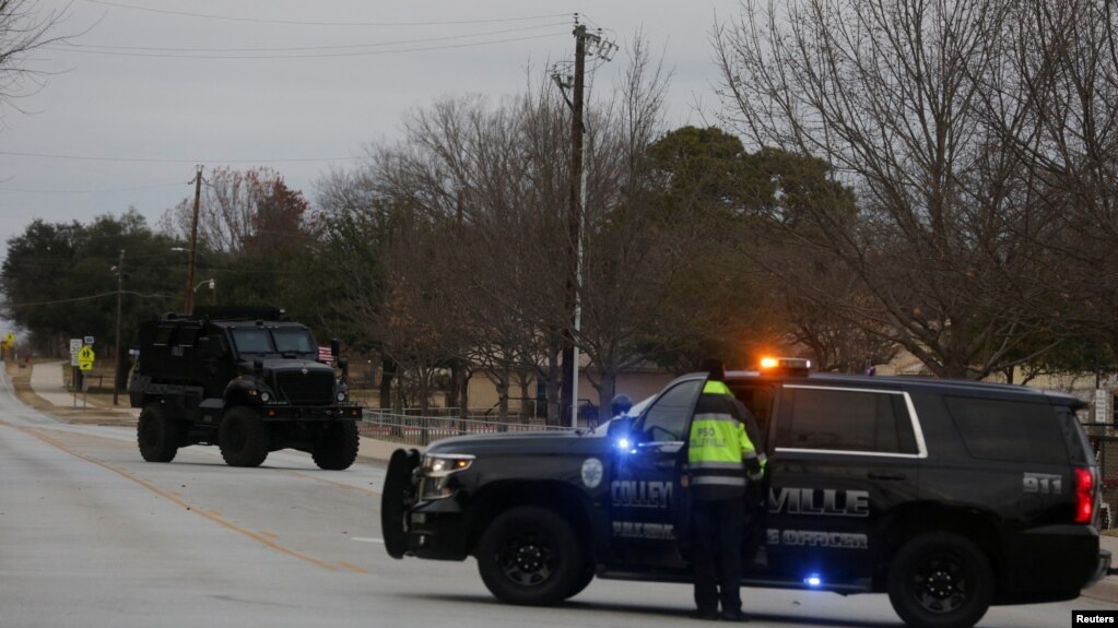 Lực lượng an ninh bên ngoài nơi các con tin bị bắt giữ ở Colleyville, Texas.