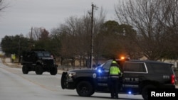 Lực lượng an ninh bên ngoài nơi các con tin bị bắt giữ ở Colleyville, Texas.