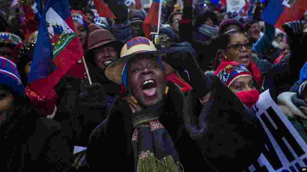 Haitianos em Nova Iorque protestam contra Donald Trump, depois de comentários do Presidente sobre o Haiti e nações africanas.