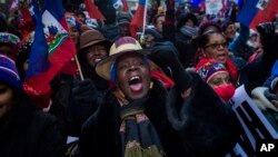 Des ressortissants haïtiens manifestent contre Donald Trump, Times Square, New York, le 15 janvier 2018.