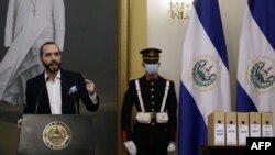 El presidente Nayib Bukele es fotografiado junto a los archivos que contienen información del caso de la masacre de El Mozote durante una conferencia de prensa en la casa presidencial, en San Salvador, el 24 de septiembre de 2020.