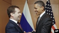 Russian President Dmitry Medvedev, left, meets with US President Barack Obama on the sidelines of the APEC summit in Yokohama, Japan, 14 November 2010