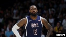 El basquetbolista estadounidense LeBron James captado durante juego de exhibición de baloncesto entre Estados Unidos contra Australia, en el Etihad Arena, Abu Dhabi, Emiratos Árabes Unidos, el 15 de julio de 2024.