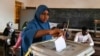 Une femme vote à Niamey le 27 décembre 2020 lors des élections présidentielle et législatives du Niger.