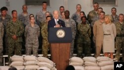 Wakil Presiden Amerika Joe Biden berbicara di depan personel militer AS yang ditempatkan di Pangkalan Udara Al-Dhafra di Uni Emirat Arab hari Senin (7/3).