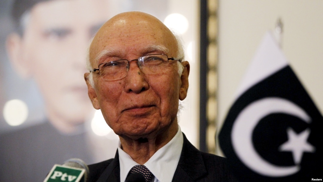 Penasihat keamanan nasional Pakistan Sartaj Aziz dalam konferensi pers di Islamabad (foto: dok).