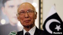 Penasihat keamanan nasional Pakistan Sartaj Aziz dalam konferensi pers di Islamabad (foto: dok).