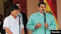 Los presidentes de Bolivia, Evo Morales, y de Venezuela, Nicolás Maduro, en un encuentro en Caracas el domingo 15 de abril.