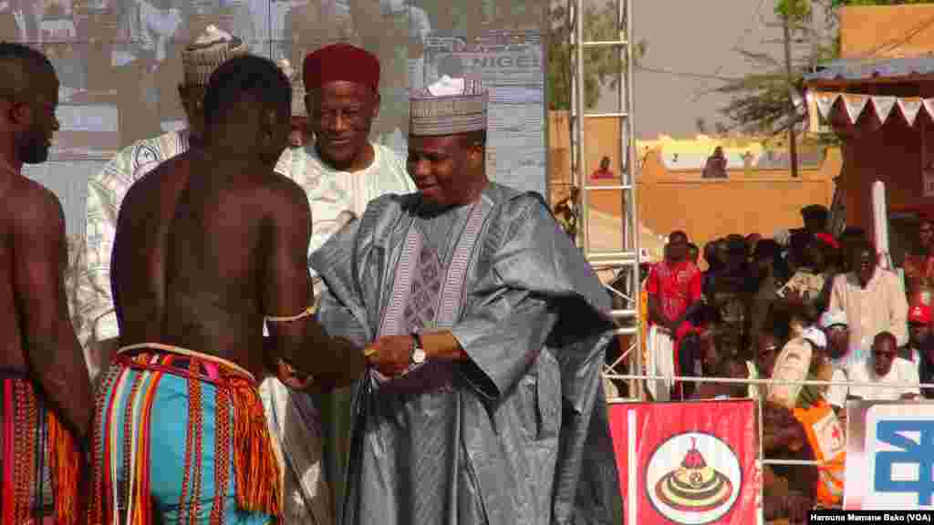 Aminu Waziri Tambule Yana Baiwa Yakuba Adamu Tukwicin Zama Na Uku A Gasar 