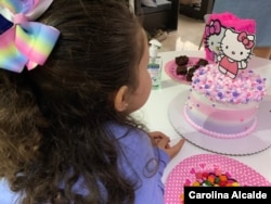 Amanda celebró sus cuatro años sin poder tener a su lado a sus amigos, pero su familia se encargó que no le faltara su pastel.