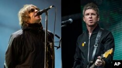 ARCHIVO - Liam Gallagher (izquierda) actúa en el festival Reading Music Festival, en Inglaterra, el 29 de agosto de 2021, y Noel Gallagher (derecha) durante un concierto en el Festival Glastonbury en Worthy Farm, Somerset, Inglaterra, el 25 de junio de 2022.