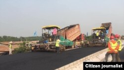 ກຳມະກອນກຳລັງກໍ່ສ້າງທາງດ່ວນ ວຽງຈັນ-ວັງວຽງ.