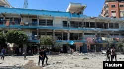6일 가자지구 중부 누세이라트의 유엔 팔레스타인난민구호기구(UNRWA) 학교가 이스라엘의 공습으로 파괴됐다.