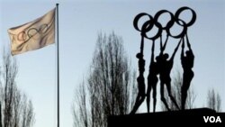 Lambang cincin Olimpiade terlihat di depan markas Komite Olimpiade Internasional (IOC) di Lausanne, Swiss. Dewan Eksekutif IOC memutuskan untuk menangguhkan keanggotaan Ghana hari Kamis (13/1).