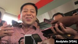 Mantan Ketua DPR Setya Novanto usai menjalani pemeriksaan di Kejaksaan Agung, Jakarta, 4 Februari 2016 (Foto: VOA/Andylala)