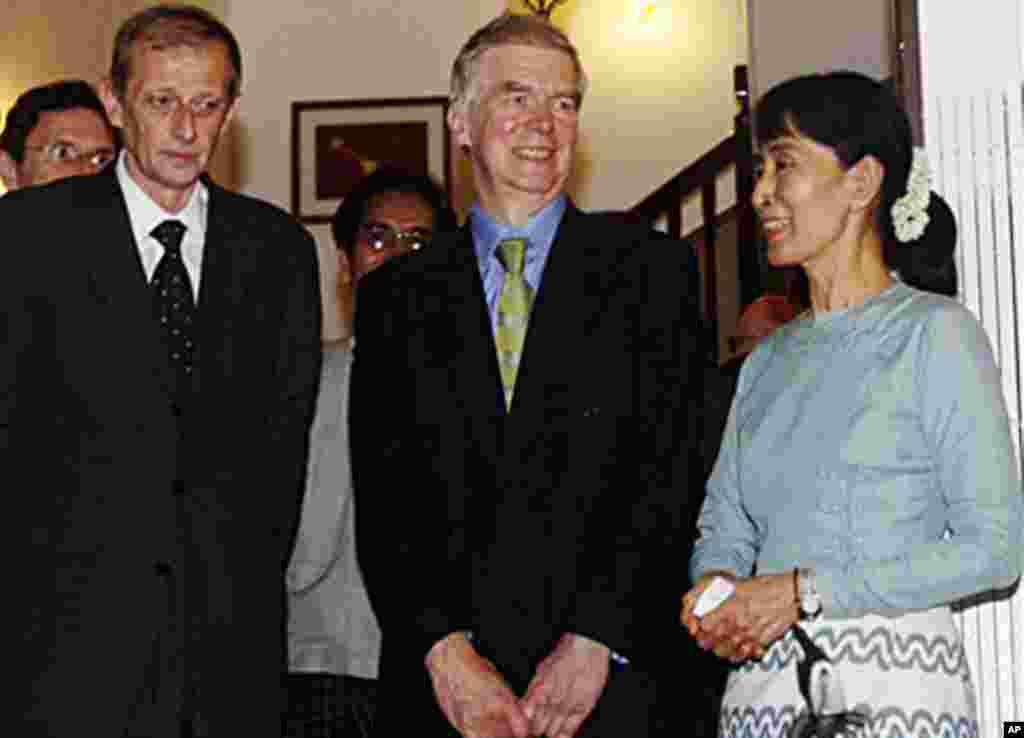 EU ကိုယ်စားလှယ် အဖွဲ့နှင့် ဒေါ်အောင်ဆန်းစုကြည်တို့ သူမ၏နေအိမ်တွင် တွေ့ဆုံစဉ်။ ဇွန် ၂၁၊ ၂၀၁၁။