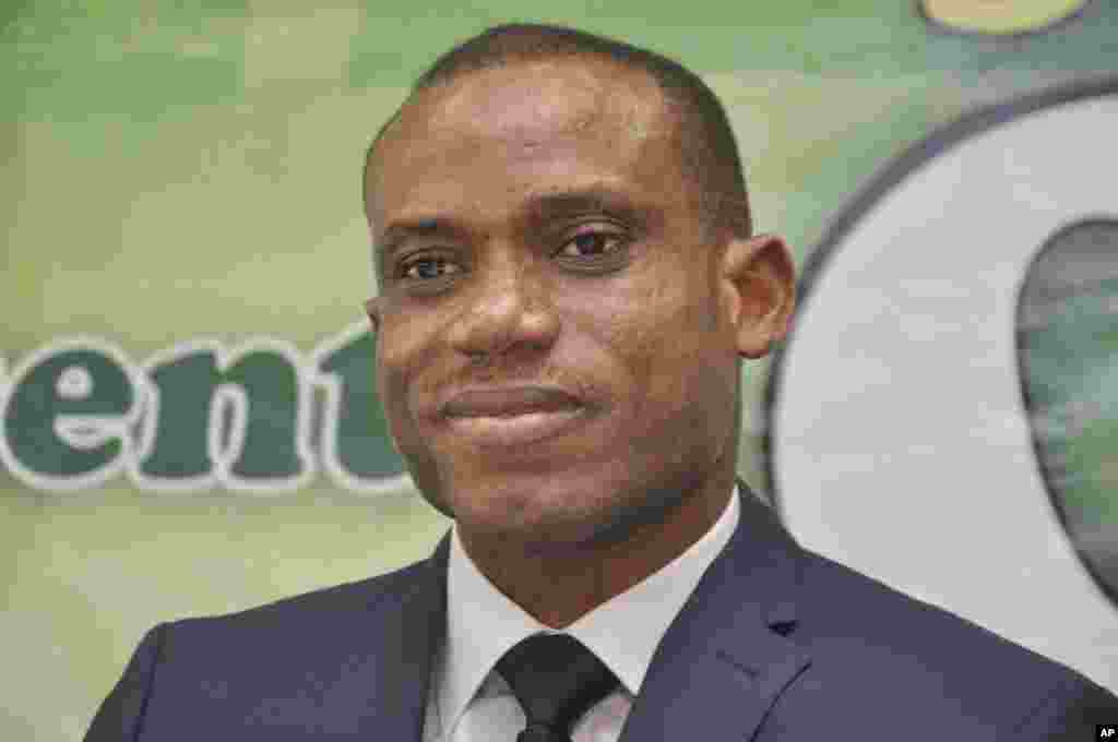 Tsohon dan wasan tsakiya na Najeriya ke nan, Sunday Oliseh ya na murmushi a lokacin da aka rantsar da shi a matsayin sabon Koch din kungiyar &#39;yan wasan kwallon kafar Najeriya, a filin wasan kwallo dake birnin tarayya Abuja, jiya Laraba 15 ga watan Yuli na shekarar 2015.