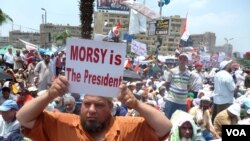 A supporter of Egypt's ousted president Mohamed Morsi at a Muslim Brotherhood rally iin Cairo, July 12, 2013. (Nagwa el-Hamzawi for VOA)