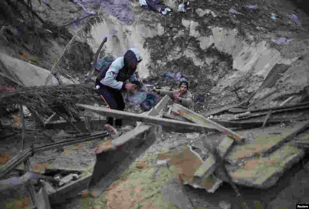 Le personnel de la Force mobile Vanuatu décharge des générateurs venu de Australie qeuqlues jours après le cyclone Pam à Port Vila, la capitale de la nation insulaire du Pacifique de Vanuatu, le 19 mars 2015.