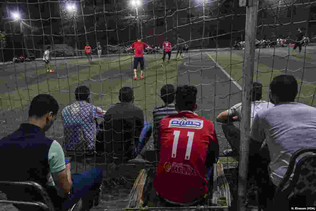 Para pemuda di desa Nagrig menyaksikan pertandingan sepak bola. Beberapa dari mereka mengatakan mereka bermimpi untuk menjadi generasi Mohamed Salah berikutnya.