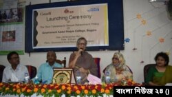 আজিজুল হক কলেজের শিক্ষক মিলনায়তনে যৌন নিপীড়ন প্রতিরোধ নীতিমালার অনুষ্ঠানে প্রধান অতিথি 'আমরাই পারি' জোটের চেয়ারপারসন এবং মানবাধিকারকর্মী সুলতানা কামাল বক্তব্য রাখছেন।