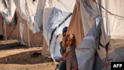 Devojčica u šatoru koji je obezbedila Agencija UN za palestinske izbeglice na jugu Gaze (foto: AFP)
