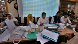 اسلام آباد میں الیکشن کمیشن کا عملہ مختلف حلقوں سے موصول ہونے والے نتائج کو مرتب کرنے میں مصروف ہے۔