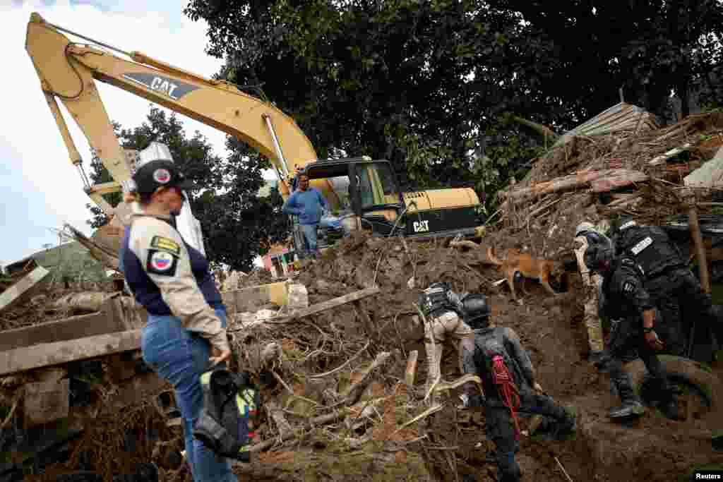 Personal de rescate trabaja en Las Tejerias, estado de Aragua, tras devastadoras inundaciones luego de fuertes lluvias, en Venezuela, 11 de octubre de 2022. REUTERS/Leonardo Fernandez Viloria