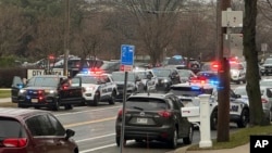 Vehículos de emergencia se observan en el exterior de la escuela cristiana Abundant Life Christian School, en Madison, Wisconsin, donde se reportó un tiroteo el 16 de diciembre de 2024.