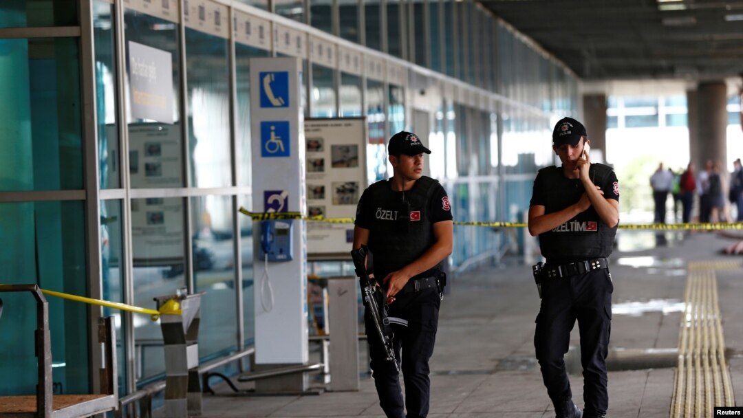 ARSIP – Petugas kepolisian berpatroli di bandara terbesar di Turki, Istanbul Ataturk (29/6). Dua orang ditahan setelah pengejaran oleh polisi di bandara hari Sabtu. (foto: REUTERS/Osman Orsal)