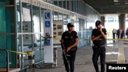 ARSIP – Petugas kepolisian berpatroli di bandara terbesar di Turki, Istanbul Ataturk (29/6). Dua orang ditahan setelah pengejaran oleh polisi di bandara hari Sabtu. (foto: REUTERS/Osman Orsal)