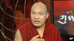 嘉瓦噶玛巴在美国之音电视演播室接受实况采访
