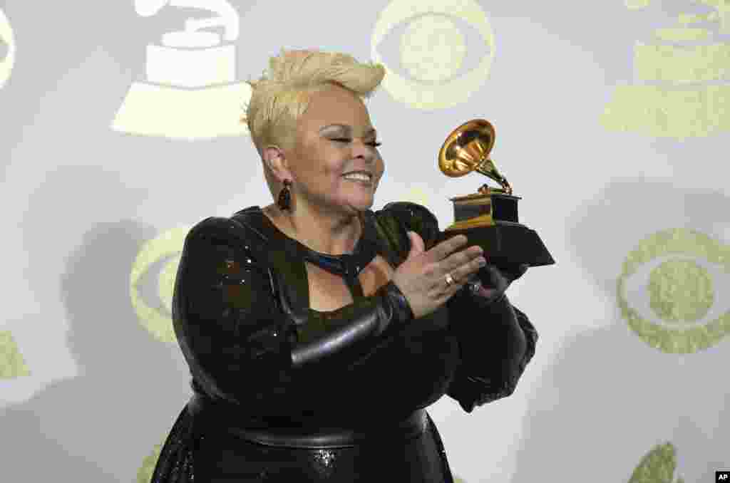 Tamela Mann dengan piala Grammy untuk penampilan/lagu gospel terbaik untuk &quot;God Provides&quot; pada Grammy Awards ke-59 di Staples Center di Los Angeles. (Chris Pizzello/Invision/AP)