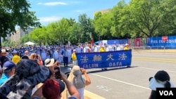 资料照片：2026年7月4日，在华盛顿独立日游行因极端高温而取消后，原定参加游行的法轮功学员在街头为民众表演。