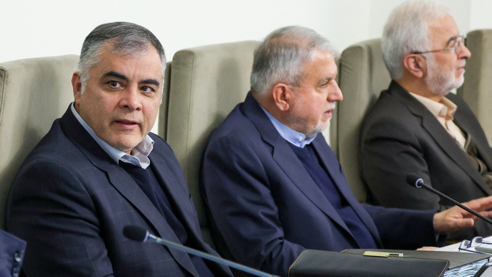 Menteri Perminyakan Iran Mohsen Paknejad (kiri) dalam pertemuan di Teheran (foto: dok). 