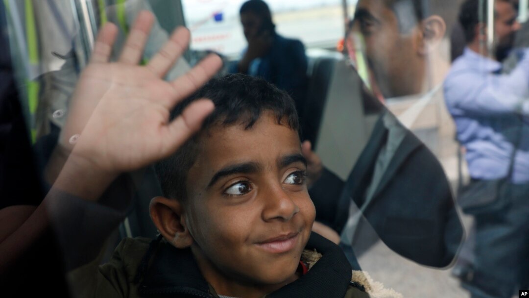 Seorang anak Yaman melambaikan tangan sebelum menaiki pesawat PBB di Bandara Internasional Sanaa, Yaman, 3 Februari 2020. 