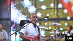 Le 16 mai 2009, Jacob Desvarieux du groupe antillais Kassav se produit sur scène lors d'un concert au Stade de France à Saint-Denis, près de Paris, pour célébrer son 30e anniversaire.