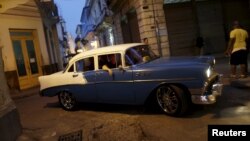 Las autoridades cubanas han advertido que el país enfrenta meses de restricciones económicas y de energía, pero aseguran que los precios de los combustibles son estables.