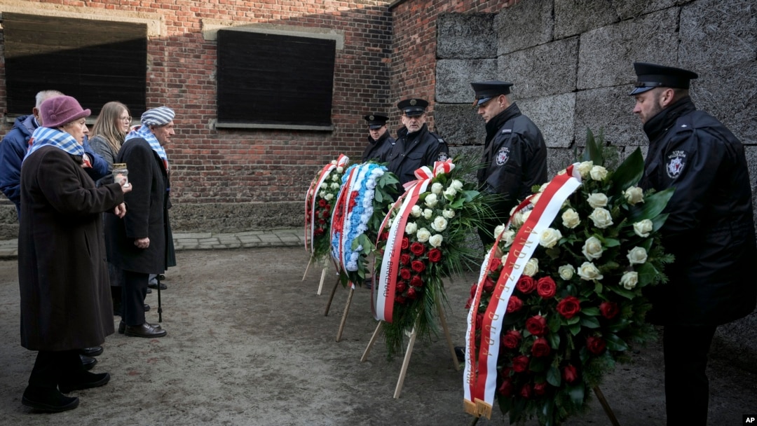 Auschwitz toplama kampının kurtuluşunun 80. yıldönümü nedeniyle hayatta kalanlar ve yakınları Ölüm Duvarı'nın önündeki anma törenine katıldı- 27 Ocak 2025.