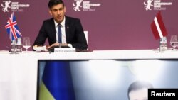 Waziri Mkuu wa Uingereza Rishi Sunak akizungumza katika kikao cha mawasilisho cha Kikosi cha Pamoja (JEF) mjini Riga, Latvia huku Volodomyr Zelensky akisikiliza Desemba 19, 2022. REUTERS