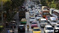 Seorang polisi tengah mengatur arus lalu lintas pada jam sibuk di Bangkok, Thailand, Senin, 10 November 2014. (Foto: dok).