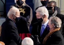 미국 연방 의사당에서 빌 클린턴 전 대통령과 조지 W. 부시 전 부통령이 20일 조 바이든 대통령의 취임을 축하하고 있다.