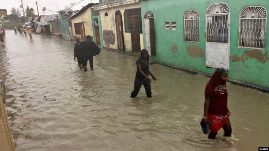 Kawasan Cite-Soleil di kota Port-au-Prince, Haiti mengalami banjir akibat badai Matthew, Selasa (4/10).