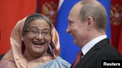 Presiden Rusia Vladimir Putin (kanan) berbincang dengan PM Bangaldesh Sheikh Hasina saat menghadiri penandatanganan kerjasama kedua negara di Moskow, Selasa (15/1).