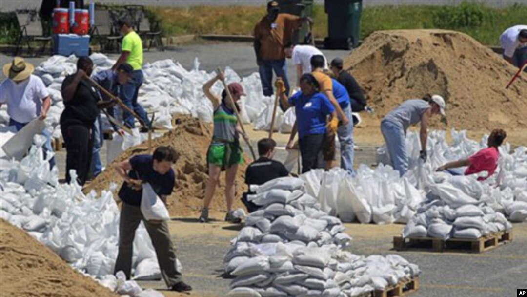 Volunteers fill sandbags at the Pyramid Arena to prepare for rising floodwaters from the Mississippi River in Memphis, Tennessee, May 4, 2011