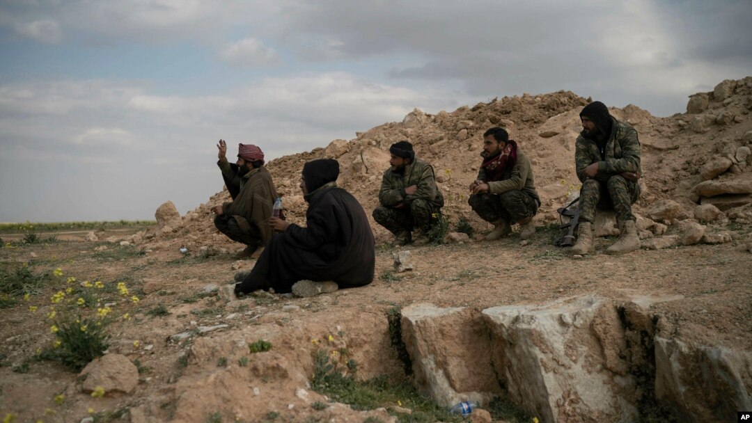 Para pejuang SDF (Pasukan Suriah yang dibantu AS) di atas bukit di dekat kota Baghouz, Suriah, 14 Februari 2019. (Foto: dok).