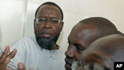 Al-Amin Kimathi, chairman of Kenya's Muslim Human Rights Forum, talks to supporters before his arrest at the Nairobi Law Court January 18, 2010 (file photo)