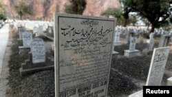 Kata-kata "Muslim" pada batu nisan ilmuwan Pakistan Abdus Salam, anggota komunitas Ahmadiyah dan satu-satunya warga Pakistan peraih Nobel , di pemakaman jemaah Ahmadiyah di kota Rabwa, terlihat ditutupi dengan cat oleh warga, 9 Desember, 2013. (Foto: dok).