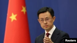 Juru bicara Kementerian Luar Negeri China Guo Jiakun menjawab pertanyaan dari seorang jurnalis dalam konferensi pers di Beijing, China, 7 Januari 2025. (Florence Lo/REUTERS)