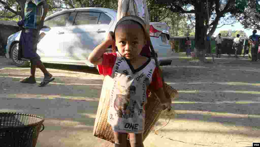 အထက်မြတ်လှဲ စစ်ရှောင်စခန်းရှိ ကလေးငယ်